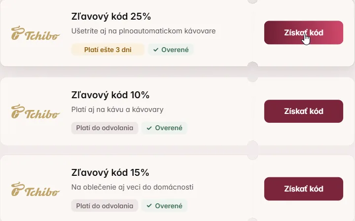 Tri karty s logom Tchibo a kurzor nad prvým tlačidlom Získať kód
