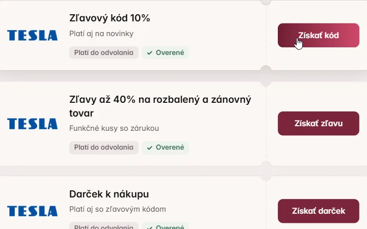 Kurzor na Získať kód pri karte TESLA s desiatimi percentami aj na novinky, pod ňou rozbalený tovar a darček k nákupu