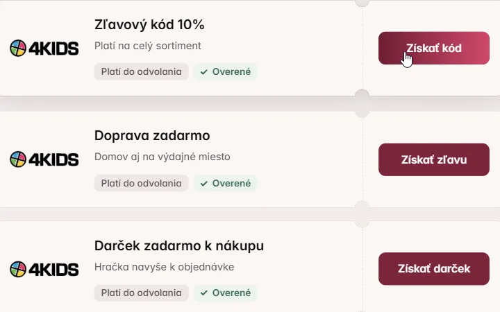 Ruka nad tlačidlom Získať kód na karte 4KIDS s 10 % na celý sortiment, nižšie doprava a darček zadarmo