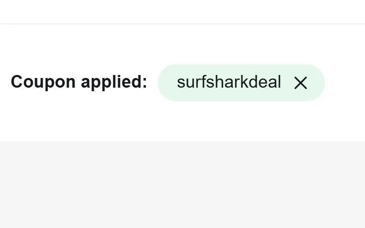 Zelený štítok s kódom pri nápise Coupon applied v pokladni Surfsharku
