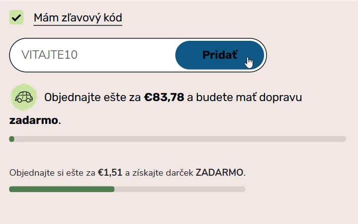 Pole s kódom v košíku 4KIDS a ruka na modrom Pridať, nad ním zaškrtnuté Mám zľavový kód